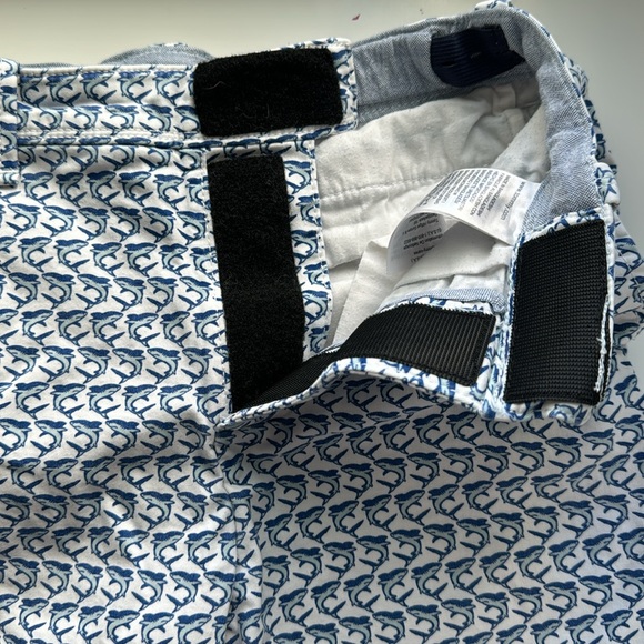 Tommy Hilfiger adaptive shorts in shark print, adjustable waist, Velcro closure - Picture 4 of 6